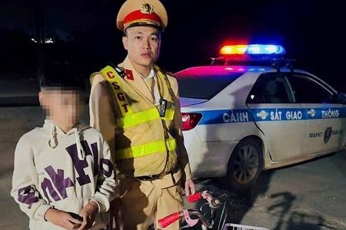 Bé trai đạp xe đi lạc trong đêm được CSGT giúp đỡ