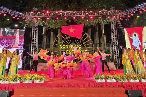 Chương trình nghệ thuật 'Bài ca đại đoàn kết' chào mừng thành công Đại hội Mặt trận Tổ quốc Việt Nam tỉnh