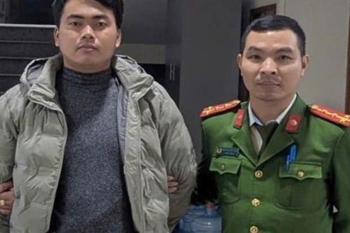Nguyễn Duy Long ra đầu thú