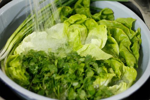 Rửa rau ngâm muối bao lâu là đủ sạch mà không làm nát rau?