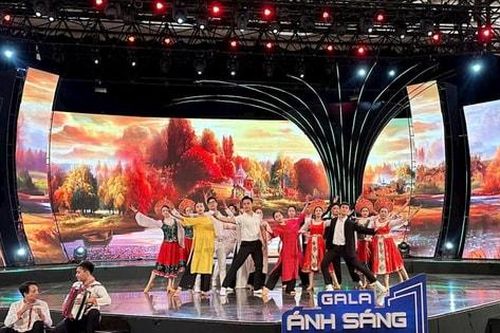 Gala 'Ánh sáng tri thức 2025' tôn vinh đội ngũ nhà khoa học, văn nghệ sĩ Việt Nam