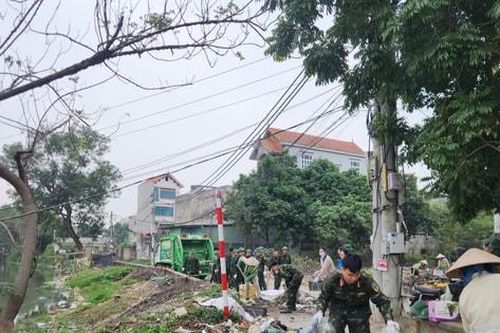 Phường Tây Tựu ra quân xử lý ô nhiễm sông Pheo sau phản ánh của Báo Hànôịmới