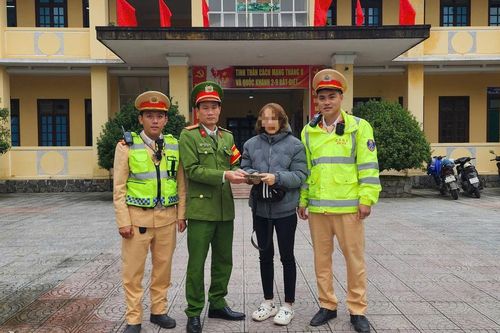 CSGT ở Huế nhặt được túi xách chứa số tiền lớn khi đang tuần tra