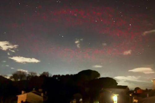 Quầng sáng đỏ 'giống UFO' 2 lần hiện ra trên bầu trời Ý