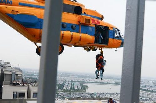 Mãn nhãn hình ảnh trực thăng diễn tập cứu nạn trên nóc nhà cao tầng