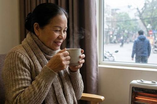 Nhóm người dễ mất nước trong mùa lạnh
