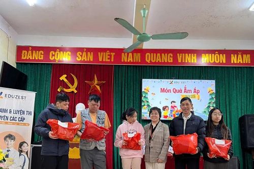 Trao quà cho học sinh khuyết tật hoàn cảnh khó khăn