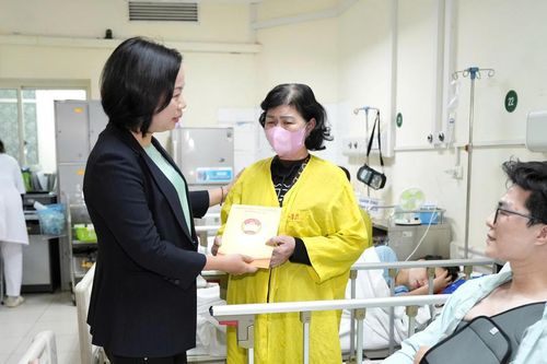 Chủ tịch MTTQ thành phố Hà Nội thăm hỏi, động viên các nạn nhân bị lật xe tại tỉnh Lào Cai