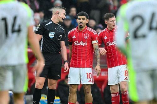 Quyết định gây phẫn nộ giúp Man City thắng trận