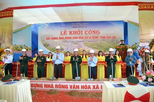 Thắm tình quân - dân từ công trình Nhà rông văn hóa xã Ia Dom