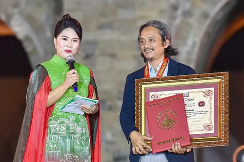 Họa sĩ Ngô Bá Hoàng và hành trình đạt kỷ lục Việt Nam với bộ tranh liên hoàn 'Chào Việt Nam – Quê hương tôi'