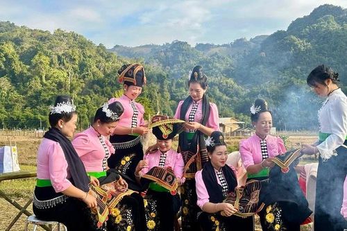 Rực rỡ sắc màu văn hóa các dân tộc tại Ngày hội xuân Sam Mứn