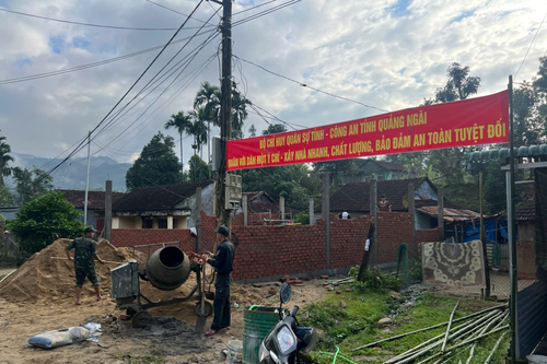 Bộ đội Sơn Tịnh giúp nhân dân dựng nhà sau lũ