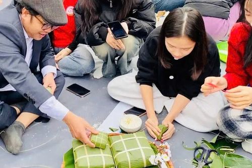 Trường Đại học đầu tiên ở miền Bắc tổ chức cho sinh viên gói và nấu bánh chưng đón Tết sớm
