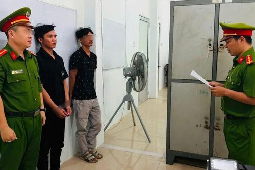 Can ngăn mâu thuẫn không thành, nam thanh niên cầm dao đâm người