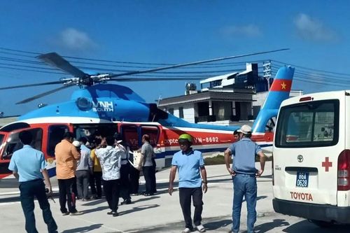 Người dân Phú Quý thuê trực thăng đưa người nhà vào đất liền cấp cứu