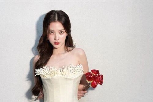 'Ngọc nữ' Thái Lan Baifern Pimchanok khoe bộ váy lấy cảm hứng từ cây nấm
