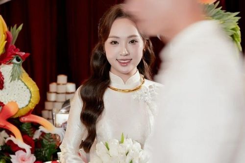 Nữ thạc sĩ cưới thủ môn U23 Việt Nam sở hữu visual 'bừng sáng'