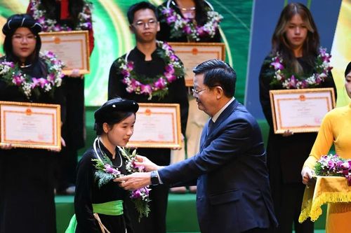 Tự tin vào bản sắc dân tộc để vươn cao, vươn xa