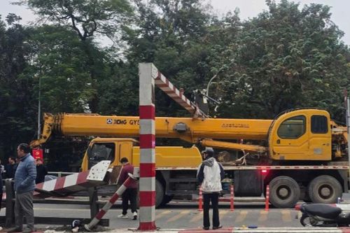 Hà Nội: Xe cẩu húc thanh giới hạn chiều cao cầu vượt, một phần khung sắt rơi vào 2 xe máy