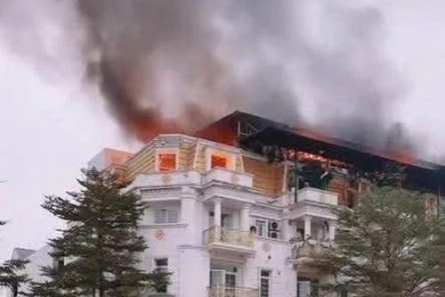 Hà Nội: Lửa cháy ngùn ngụt tại dãy biệt thự liền kề Geleximco trên đường Lê Trọng Tấn