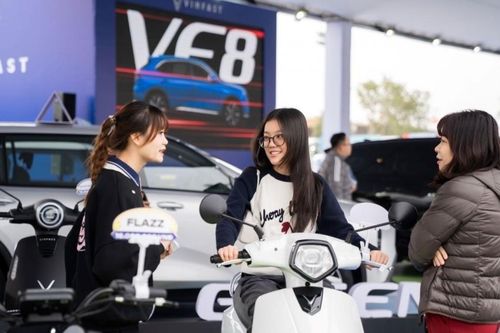 Khách hàng Việt ấn tượng với hệ sinh thái xanh toàn diện của VinFast tại Vietnam Mobility Show 2025