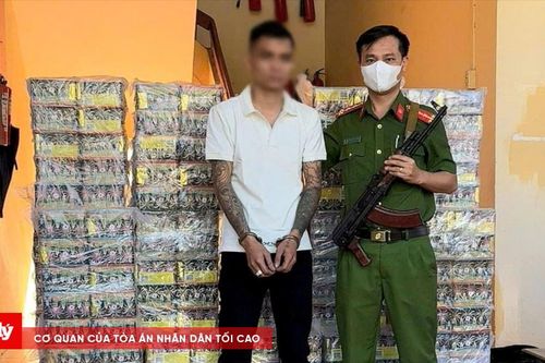 Dùng xe bán tải vận chuyển hơn 3 tạ pháo lậu