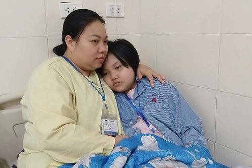 Lo gia đình kiệt quệ, bé gái 10 tuổi mắc ung thư não xin bố mẹ cho về nhà