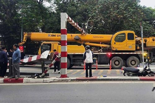 Xe cẩu đi lên cầu Thái Hà làm đổ thanh giới hạn chiều cao, 2 xe máy gặp nạn