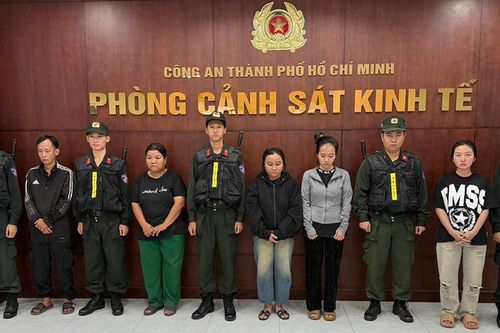 Bắt cặp vợ chồng cầm đầu đường dây sản xuất hàng trăm nghìn chai dầu gió giả