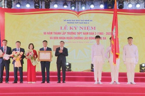 Trường THPT Nam Đàn 2 kỷ niệm 60 năm thành lập và đón nhận Huân chương Lao động hạng Ba