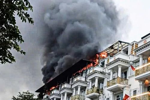 Hà Nội: Nhanh chóng khống chế vụ hỏa hoạn lớn tại phố Lê Trọng Tấn