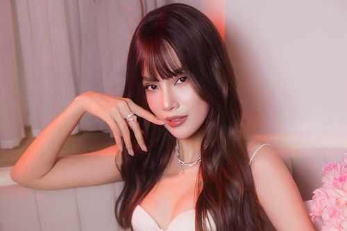 Vẻ gợi cảm của Lê Hoàng Phương ở tuổi 30