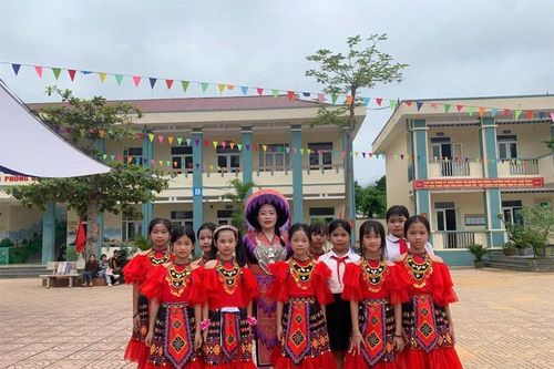 Hành trình đổi thay của phụ nữ Mông