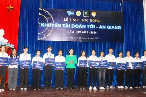 Trao Học bổng 'Khuyến tài Doãn Tới - An Giang' cho sinh viên xuất sắc