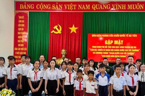 Đồn Biên phòng Cửa khẩu quốc tế Hà Tiên trao kinh phí hỗ trợ học sinh
