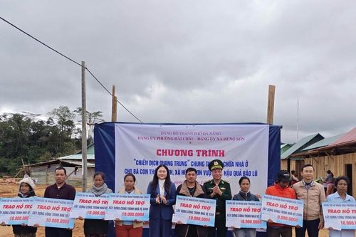 Trao quà trị giá hơn 700 triệu đồng hỗ trợ người dân xã Hùng Sơn