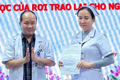 Biểu dương điều dưỡng nhặt được 100 triệu đồng, tìm người trả lại