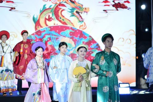 Giới trẻ lan tỏa bản sắc văn hóa qua tà áo dài truyền thống