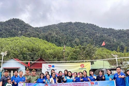 Mang 'Xuân biên giới, Tết yêu thương' đến Tây Giang