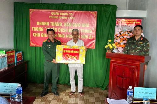 Trung đoàn Thông tin 29 bàn giao căn nhà đầu tiên trong 'Chiến dịch Quang Trung'