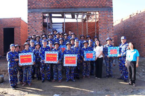 Tư lệnh Vùng 4 Hải quân và Mặt trận TP. Hồ Chí Minh thăm, động viên cán bộ, chiến sĩ đang thực hiện 'Chiến dịch Quang Trung'