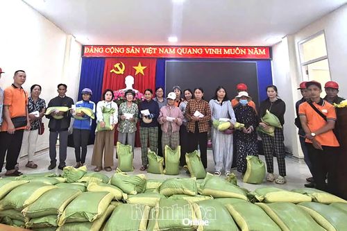Trao 200 suất quà cho người dân xã Suối Dầu bị ảnh hưởng mưa lũ