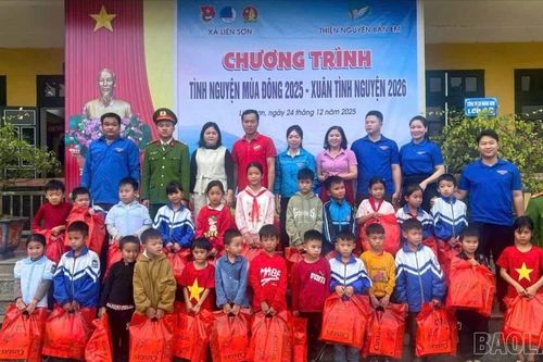 95 suất quà được tuổi trẻ xã Liên Sơn trao trong chương trình Tình nguyện mùa đông