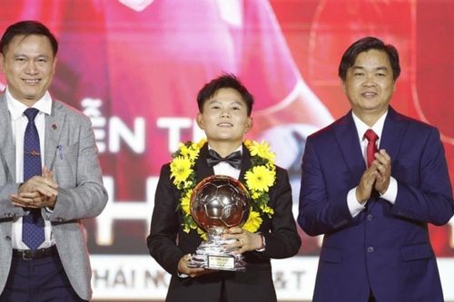 QBV Bích Thùy dành tiền thưởng ủng hộ trẻ em vùng cao