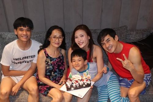 Gia đình Lương Thế Thành và Thúy Diễm sum vầy dịp cuối năm