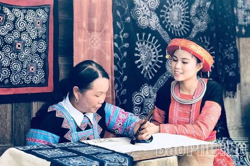 Đổi sắc ở bản Mông