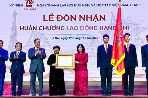 Hội Hữu nghị và Hợp tác Việt Nam - Pháp nhận huân chương