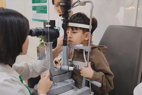Cảnh báo gia tăng tật khúc xạ