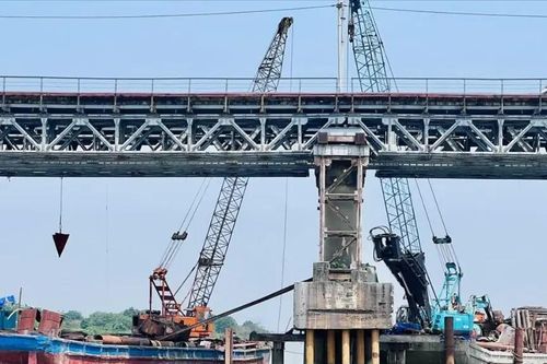 Sửa chữa mặt đường bê tông cầu Long Biên